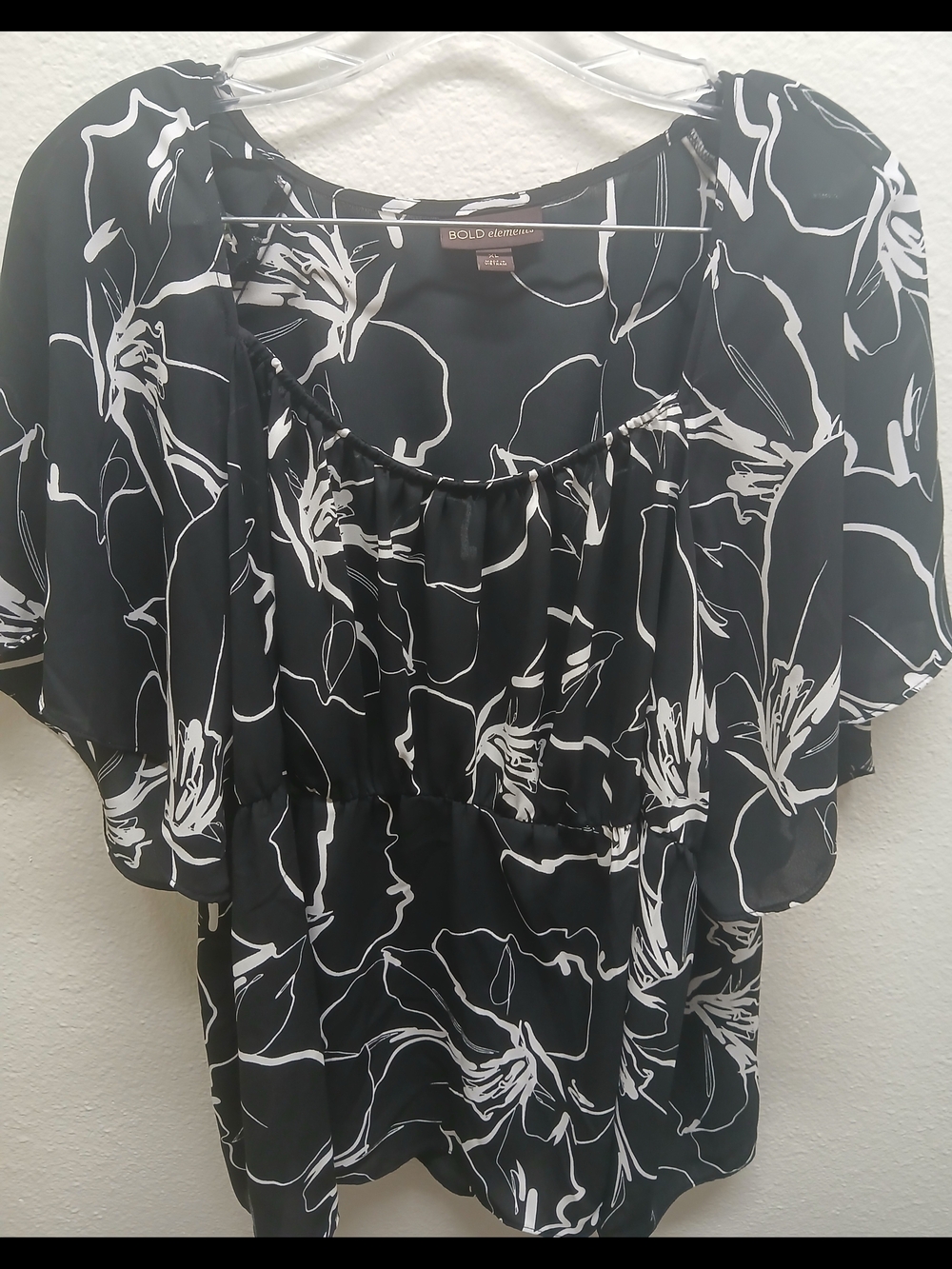 BOLD elements Black & White Floral Scoop Neck Blouse